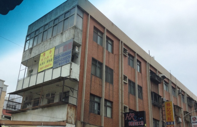 竹南龍山路牆面廣告